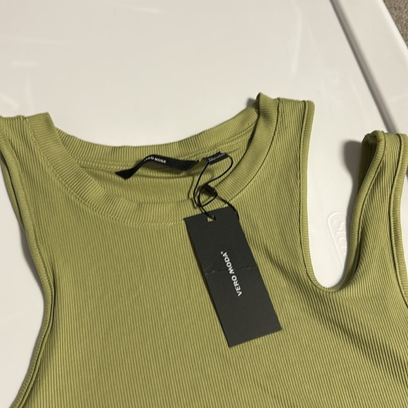 NWT VERO MODA 💚 cut shoulder cropped tank - Picture 5 of 8